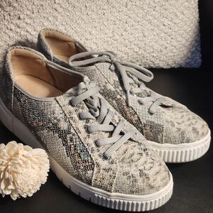 Naturalizer Gray Snake-Print Lace-Up Sneakers